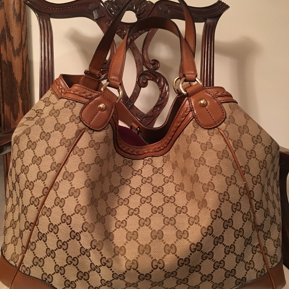 Gucci Host Pick gorgeous authentic handbag ! - Picture 3 of 17
